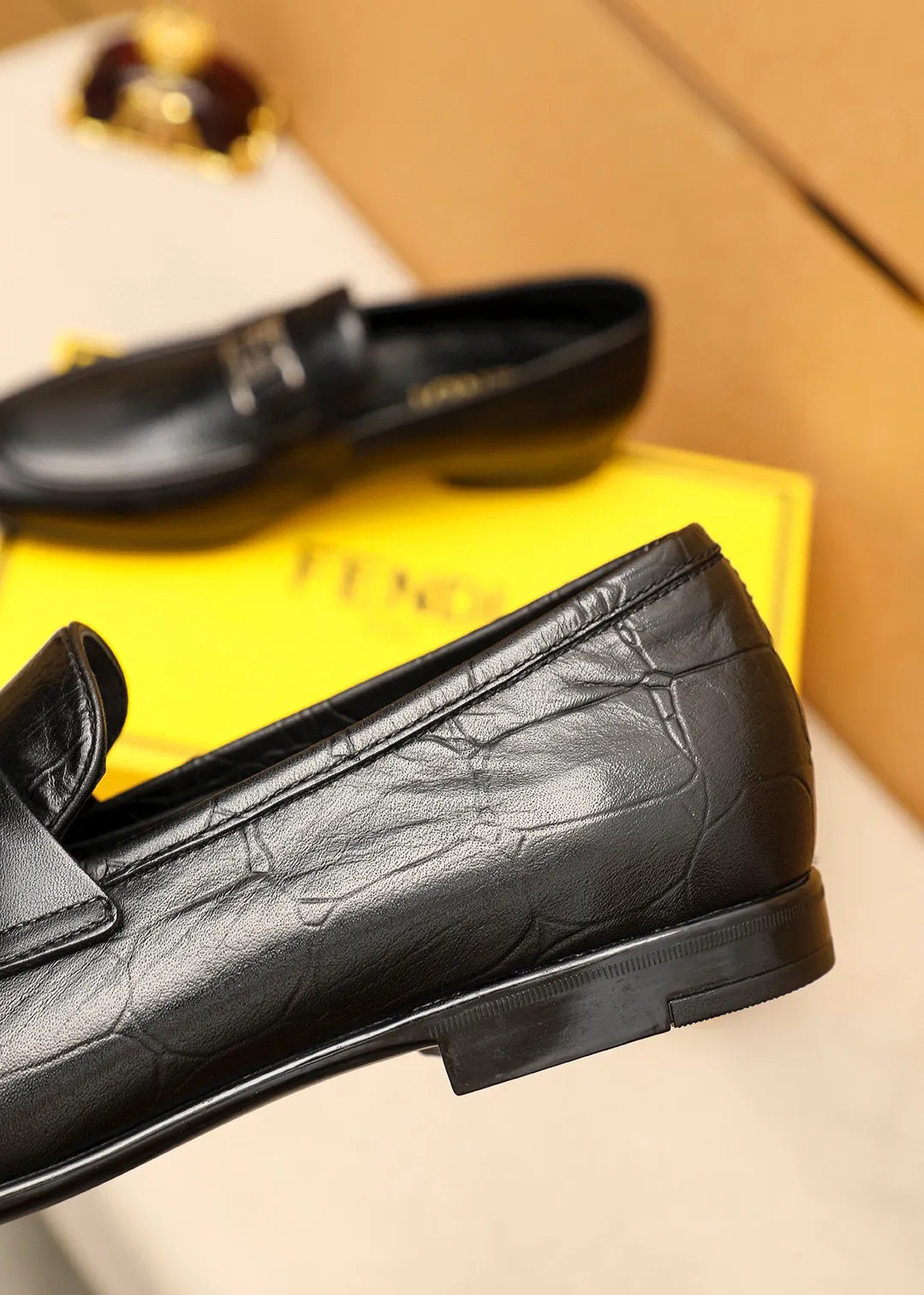 Men's shoes 💰442 💐 Product trademark: FENDI [Fendi] casual leather shoes Regular size: 38-44 (45🉑️customized) Product materials: Selected imported first-layer calfskin embossed upper + luxury hardware buckle, imported cowhide leather lining. Strong three-dimensional visual effect, rubber outsole Color: 1⃣️color optional